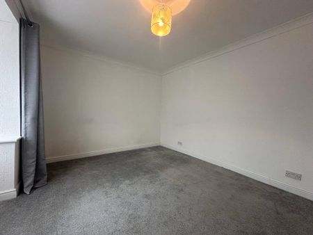 4 bedroom Bungalow in Connaught Road, Fleet - Photo 3