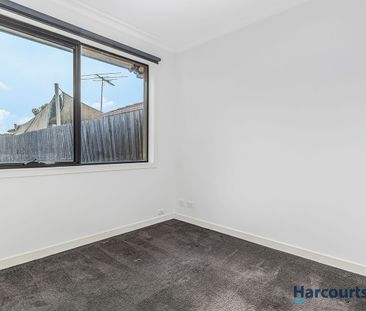 Low maintenance 3 Bedroom Living in Great location - Photo 2
