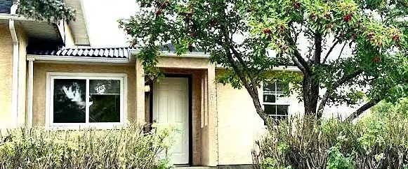 One Bedroom, One Den Bungalow House — 1 Bedroom House - Photo 1