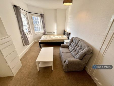 Studio to rent - Photo 2