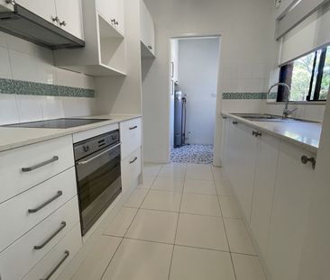 BRIGHT RENOVATED 2 BEDROOM TOP FLOOR UNIT - Photo 4