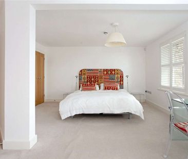 An opulent town house with stunning views of The River Hamble. - Photo 3
