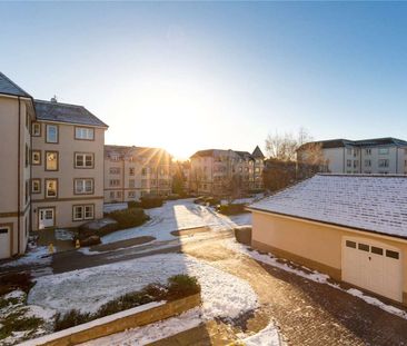 A bright first floor three bedroom unfurnished apartment with a pri... - Photo 2