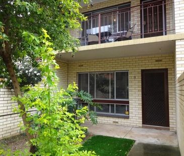 Cafes, shopping and The Parade on your doorstep! - Photo 1