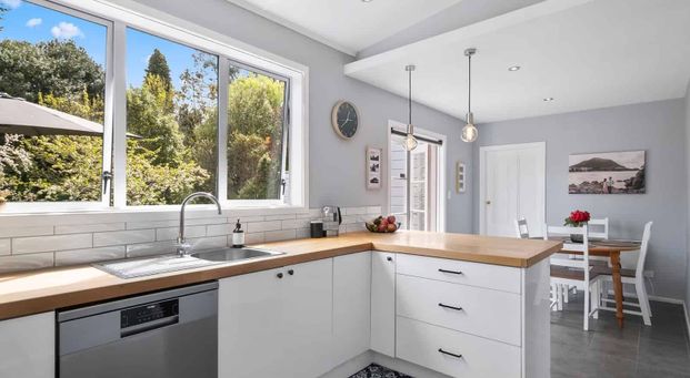 Beautifully Renovated Villa Close to City Centre - Photo 1