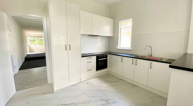 Recently Renovated - In the heart of Glen Eden! - Photo 1