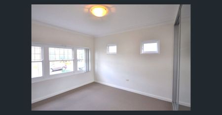 SPACIOUS FAMILY HOME - Photo 5