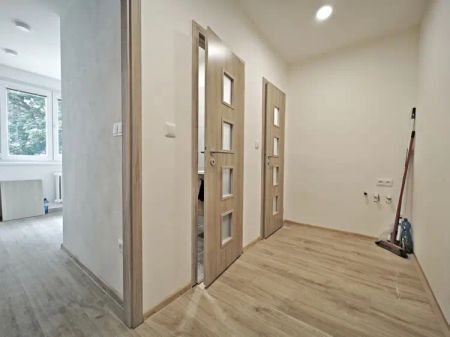 Nabízíme k pronájmu panelový zrekonstruovaný byt 3+kk nedaleko centra Jihlavy, ulice U Hřbitova - Photo 4