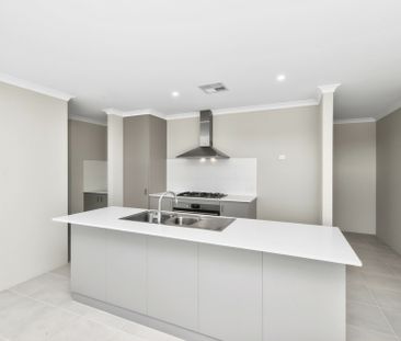 Spacious 4 Bedroom Family Home in Sought-After Lakelands Location - Photo 2