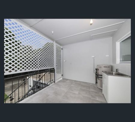1/15 Carr Street, Hermit Park, Qld 4812 - Photo 3