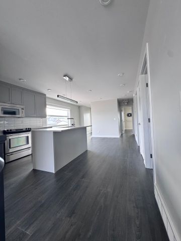 Evergreen - 3 Bedrooms/2 Bathrooms - Upper Unit - 587 Kloppenburg Cres - Photo 5