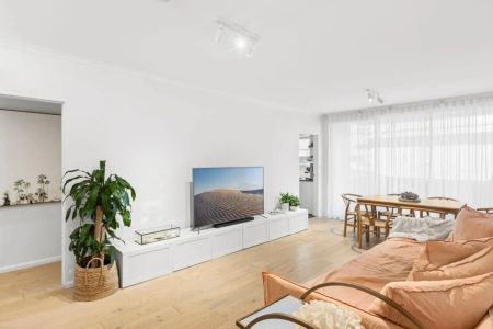 Ocean Views & Coastal Vibes – The Ultimate Lifestyle - Photo 2