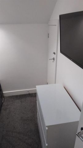 3 bedroom flat to rent - Photo 5