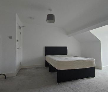 1 bedroom in a flat share to rent - Photo 3