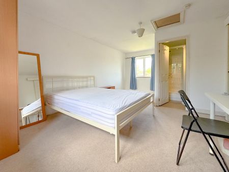 1 bedroom in a house share to rent - Photo 2