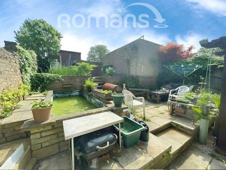 Fountains Close, RG24 - Photo 3