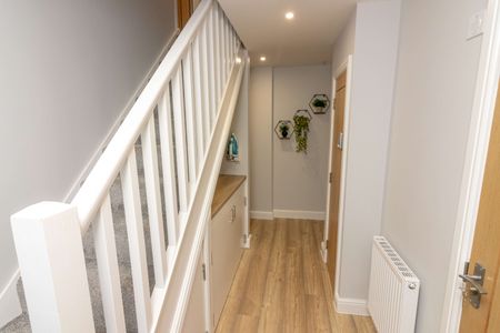 Fabulous shared house within walking distance of hospitals, train station, town centre and industrial parks - Photo 2