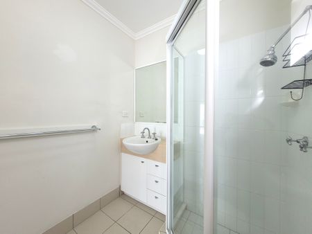 2BEDS+1STUDY 2BATH 1CAR MODERN APARTMENT NEXT DOOR TO INDOOROOPILLY SHOPPING CENTRE - Photo 3