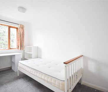 A beautifully presented 4 bedroom house situated to the favoured so... - Photo 2