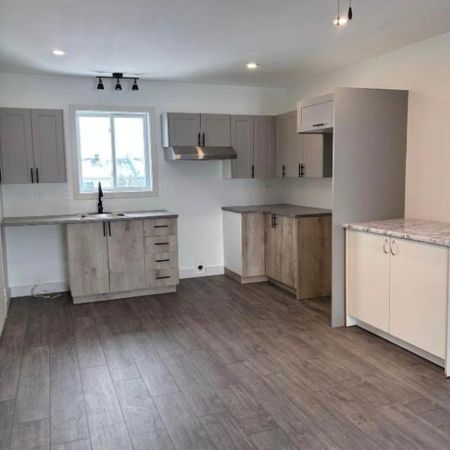 Beau 4½ lumineux à louer – Libre 1er juillet– Emplacement stratégique! - Photo 3