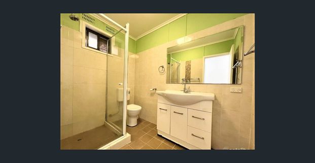 CLOSE DISTANCE TO THE TRAIN AND BUS STATION ! SELECTIVE SCHOOL CATCHMENT! - Photo 1