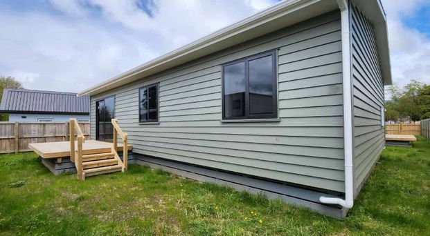 Near new on Te Iwiheke! - Photo 1