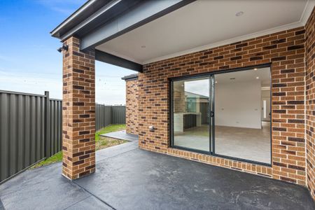 Spacious 4-Bedroom Home with Modern Features in Wollert - Photo 2