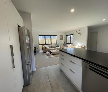 Modern family home - Photo 1