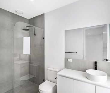 Spacious 4-Bedroom Townhouse - Photo 2