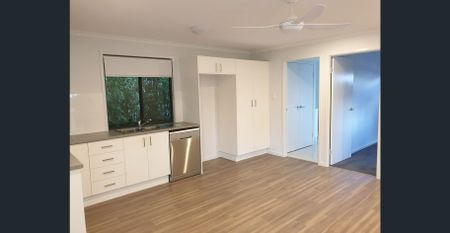 2 Bedroom Flat * WATER USAGE INCLUDED IN RENT! * - Photo 5