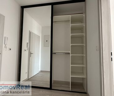 Veľký 1-izbový byt s balkónom a parkovacím miestom – Fotografia 5