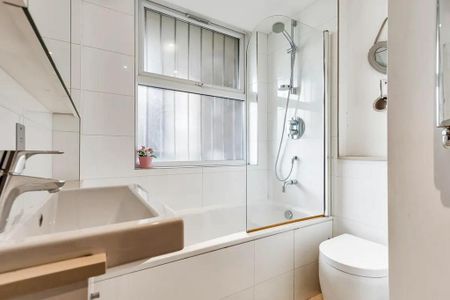 3 bedroom flat to rent - Photo 5