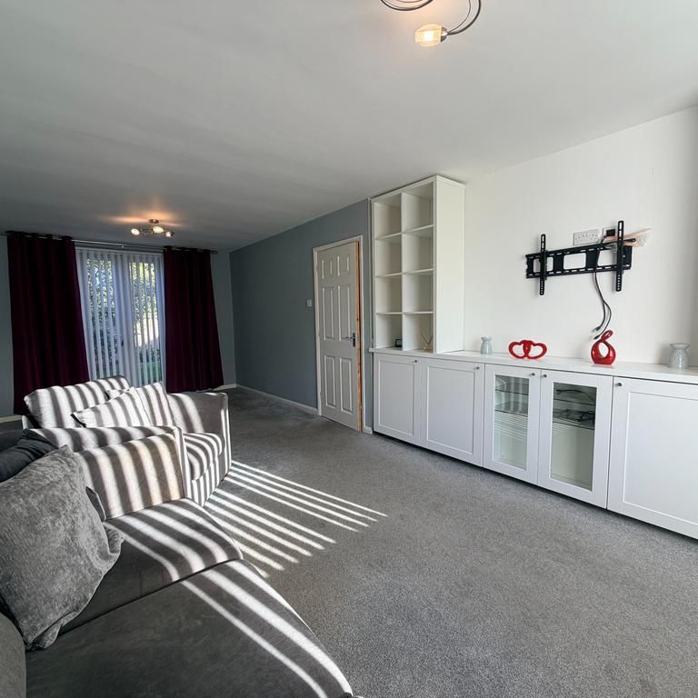 3 bedroom end of terrace house to rent - Photo 1