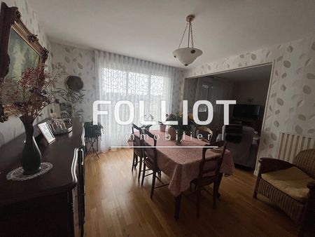 Grand T3 - Centre de Fougères - 3ème étage - Parking & cave- Réf. 2528CV - Photo 2