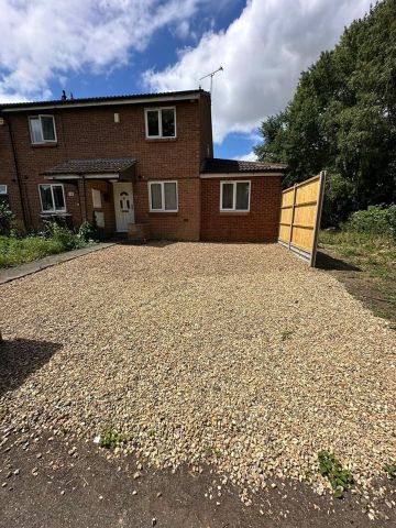 4 Bed Semi-Detached House, Thornton Mews, RG30 - Photo 5