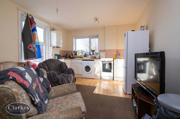 Large three bedroom first floor flat - Photo 1