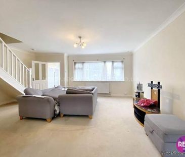 3 bedroom property to rent in Leigh On Sea - Photo 3