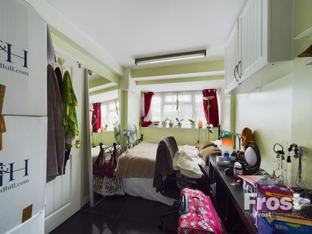 Robin Way, Staines-upon-Thames, Surrey,TW18 - Photo 5
