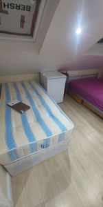 Room in a Shared House, Pembroke Road, IG3 - Photo 3
