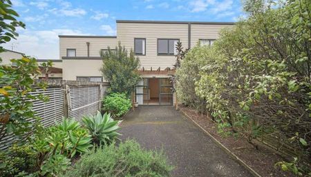 Private and spacious 3-Bedroom Townhouse in Te Atatū Peninsula - Photo 5