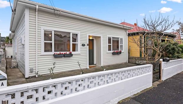 Four bedroom Newtown - Photo 1