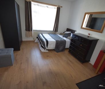 4 Bed Semi-Detached House, Honeysuckle Road, SO16 - Photo 5