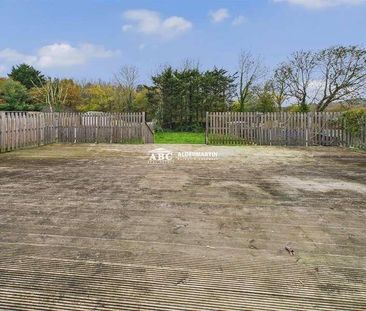 Edgwarebury Lane, Edgware, HA8 - Photo 2