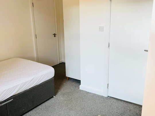 ⭐ Executive En-Suite 3 mins to Salford Royal - Photo 1