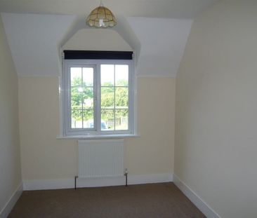 Well presented 3 bedroom semi-detached period property in a semi-ru... - Photo 2