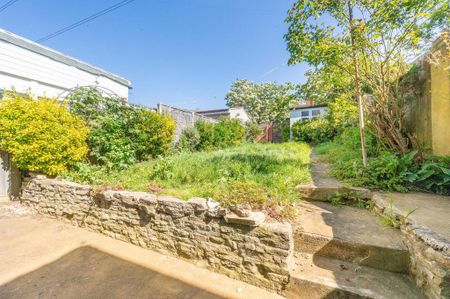 3 bedroom end of terrace house to rent - Photo 2