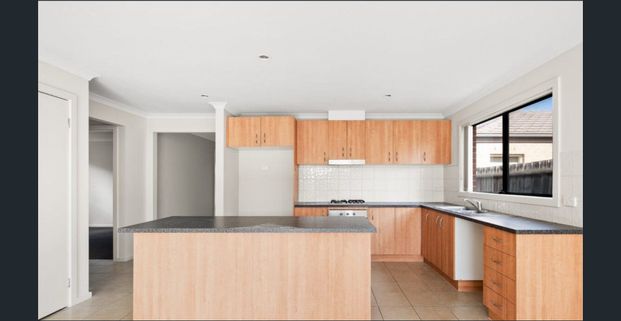 Spacious Family Home | 4 Bedrooms | 2 Bathrooms | Double Garage - Photo 1