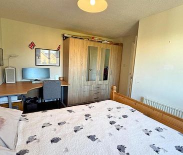 3 bedroom Mid Terraced House to let - Photo 6