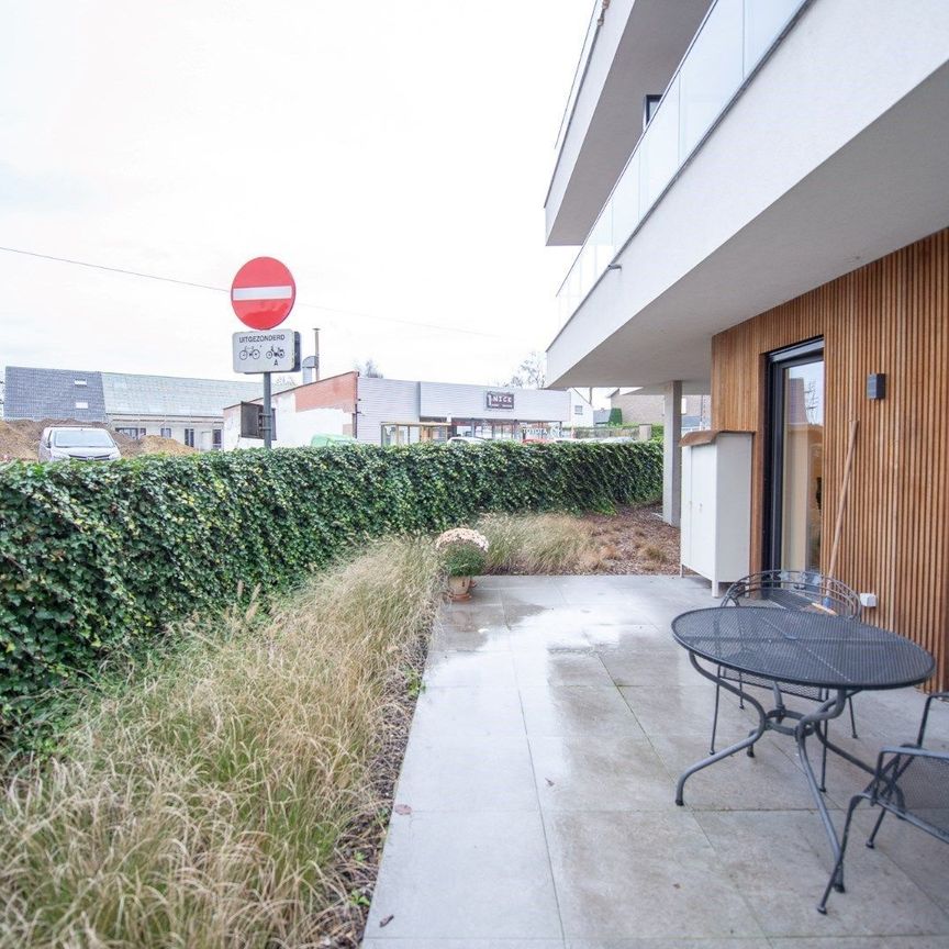 Gelijkvloers assistentie appartement met 1slaapkamer, groot terras met autostaanplaats en fietsstaanplaats - Foto 1