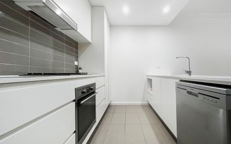 Ground Floor Apartment with Private Entry - Photo 5